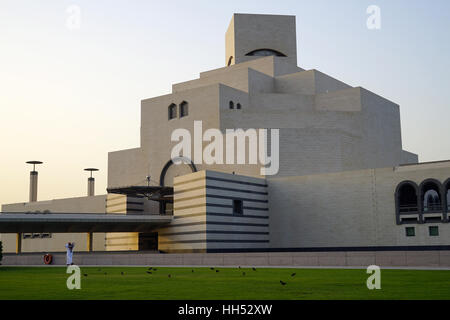 Aperto nel 2008, l'iconico Museo di Arte Islamica edificio progettato dall architetto I. M. Pei è situato sulla Corniche di Doha. Foto Stock