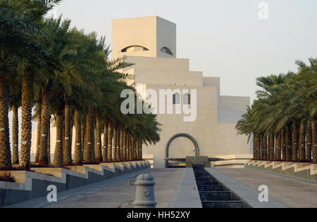 Aperto nel 2008, l'iconico Museo di Arte Islamica edificio progettato dall architetto I. M. Pei è situato sulla Corniche di Doha. Foto Stock