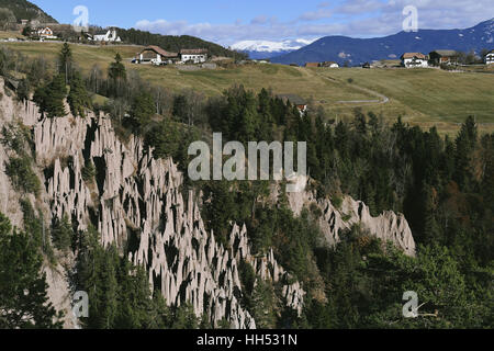 Vista di Renon, Alto Adige, Italia, piramidi di terra Foto Stock