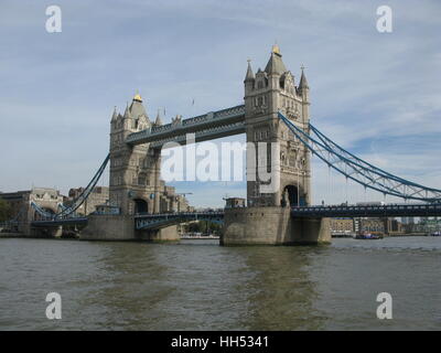 London, Regno Unito - 27 Ottobre 2016: il Tower Bridge di Londra per giorno Foto Stock
