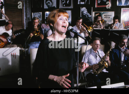 La cantante Barbara Lea, durante una performance al Red Blazer troppo jazz club di New York City nel 1982. Foto Stock