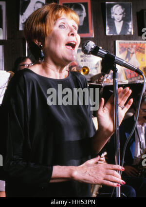 La cantante Barbara Lea, durante una performance al Red Blazer troppo jazz club di New York City nel 1982. Foto Stock