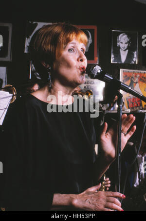 La cantante Barbara Lea, durante una performance al Red Blazer troppo jazz club di New York City nel 1982. Foto Stock
