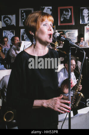 La cantante Barbara Lea, durante una performance al Red Blazer troppo jazz club di New York City nel 1982. Foto Stock