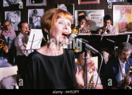 La cantante Barbara Lea, durante una performance al Red Blazer troppo jazz club di New York City nel 1982. Foto Stock