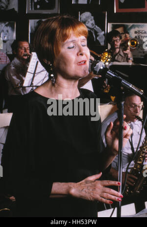 La cantante Barbara Lea, durante una performance al Red Blazer troppo jazz club di New York City nel 1982. Foto Stock