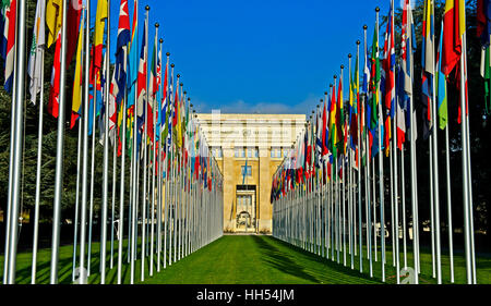 Corte delle bandiere presso l Ufficio delle Nazioni Unite a Ginevra, ONU, Palais des Nations, Ginevra, Svizzera Foto Stock