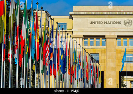 Corte delle bandiere presso l Ufficio delle Nazioni Unite a Ginevra, ONU, Palais des Nations, Ginevra, Svizzera Foto Stock