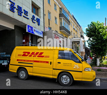 Giallo van di DHL Deutsche Post parcel service con il logo "venticinque anni in Mongolia", Ulaanbaatar, in Mongolia Foto Stock