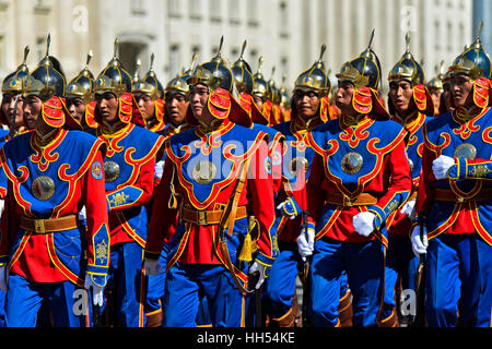 Membri della Mongolia le forze armate guardia onorario in tradizionale uniforme, Ulaanbaatar, in Mongolia Foto Stock