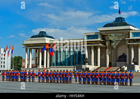 Sfilata dei Mongoli Forze armate guardia onorario in tradizionale uniforme sulla piazza Sukhbaatar davanti alla Casa del Parlamento, Ulaanbaatar, Mongoli Foto Stock