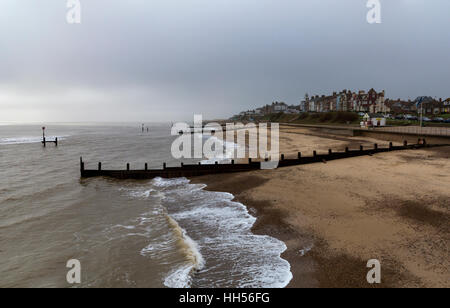 Distante moody immagine della spiaggia a Southwold Suffolk Inghilterra guardando indietro alla città dal molo Foto Stock