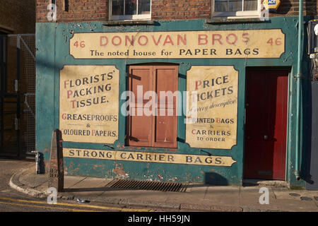 Donovan Bros' originale sacchetto di carta shop a Crispin St, Spitalfields, Londra, Regno Unito. Foto Stock