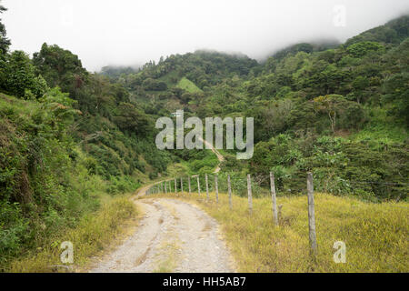 Strada di ghiaia in Panama gli altopiani di Boquete Foto Stock