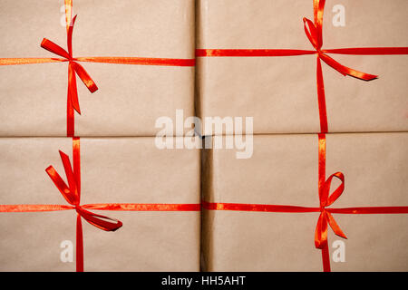 Doni in carta marrone legate con un nastro rosso Foto Stock