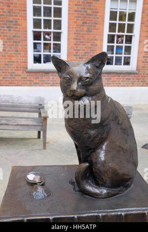 Statua di Hodge ha il gatto dallo scultore Jon Bickley fuori il Dottor Samuel Johnson's House, 17 Gough Square, Londra, Regno Unito. Foto Stock