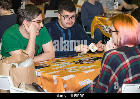 Persone giocare gioco da tavolo presso il festival Gamefilmexpo Foto Stock