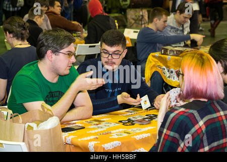 Persone giocare gioco da tavolo presso il festival Gamefilmexpo Foto Stock