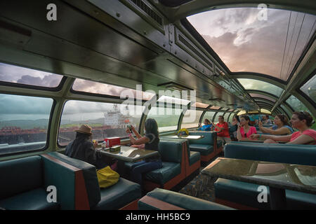 Giugno 28, 2016 Colon, Panama: l'interno di Panama convoglio ferroviario durante gli spostamenti verso la capitale con Colon Foto Stock