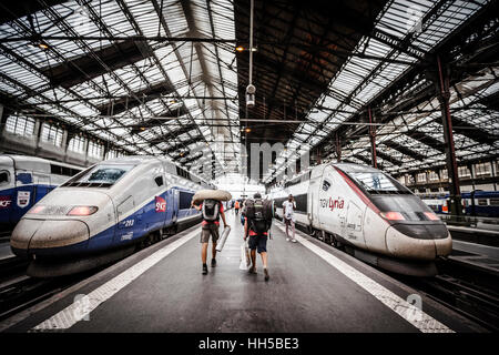 Moderne ad alta velocità TGV bullet e treni regionali lasciare Parigi dalla storica stazione Gare de Lyon Foto Stock