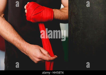 Mette maschio su boxe bende Foto Stock