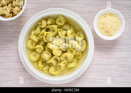 Italiano tradizionale di tortellini in brodo (brodo) zuppa, fotografato il sovraccarico con luce naturale Foto Stock