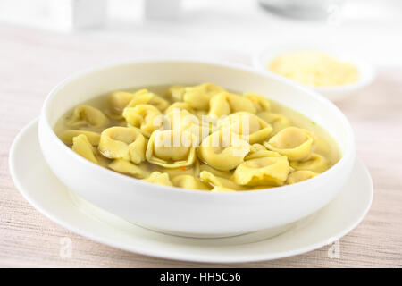 Italiano tradizionale di tortellini in brodo (brodo) zuppa, fotografati con luce naturale (messa a fuoco selettiva) Foto Stock