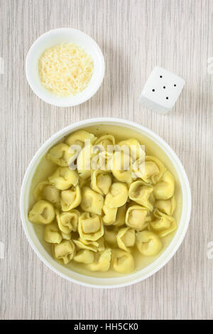Italiano tradizionale di tortellini in brodo (brodo) zuppa, fotografato il sovraccarico con luce naturale Foto Stock