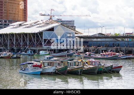 Giugno 15, 2016 Panama City, Panama: piccole barche da pesca galleggianti sull'acqua di fronte al mercato del pesce Foto Stock