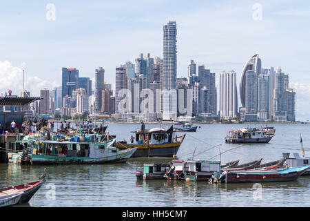 Giugno 15, 2016 Panama City, Panama: piccole barche da pesca galleggianti sull'acqua dal mercato del pesce con il moderno centro citta' Foto Stock