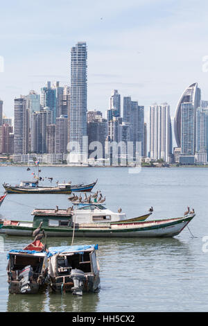 Giugno 15, 2016 Panama City, Panama: pellicani sono in piedi su una piccola barca da pesca galleggianti sull'acqua dal centro Foto Stock