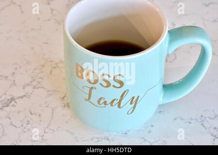 Un blu tazza da caffè con boss lady scritto su di esso Foto Stock