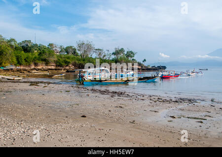 Tradizionale e diving imbarcazioni, Mushroom Beach, Lembongan, Bali, Indonesia Foto Stock