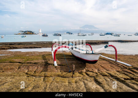 Tradizionale e diving imbarcazioni, Mushroom Beach, Lembongan, Bali, Indonesia Foto Stock