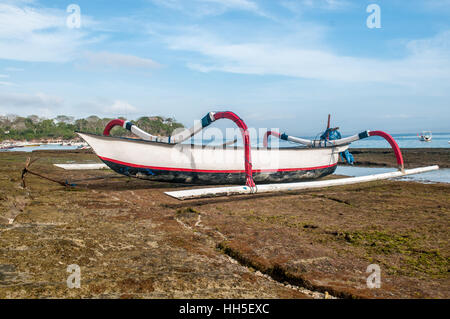 Tradizionale e diving imbarcazioni, Mushroom Beach, Lembongan, Bali, Indonesia Foto Stock