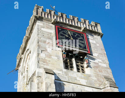 Torre dell'orologio del XIII secolo San Tommaso di Canterbury Chiesa Parrocchiale, High Street, Salisbury, Wiltshire, Inghilterra, Regno Unito Foto Stock