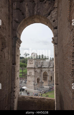Arco di Costantino vista dal Colosseo, Roma, Italia, Europa Foto Stock