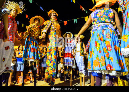 Persone in costumi del paese eseguire Festa Junina o in inglese " Giugno Vacanze/parte " Brasile del mese lungo la celebrazione della vendemmia e della vita rurale. Foto Stock