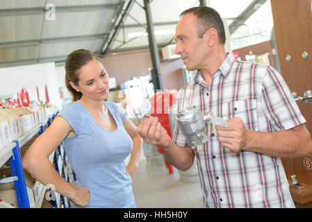 Consulenza in magazzino di hardware Foto Stock