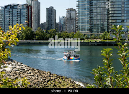 Un traghetto aquabus vela su False Creek, Vancouver, British Columbia, Canada Foto Stock