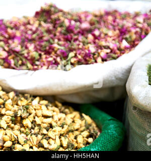 La sfocatura in iran bazaar vecchio mercato spice ingrediente per alimenti erbe esotiche Foto Stock