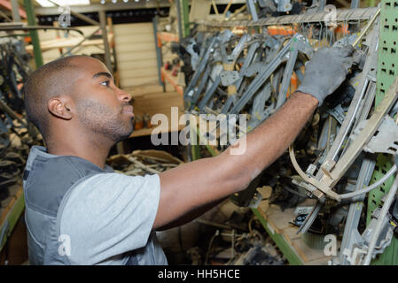 Meccanico con un seconda mano parti Foto Stock