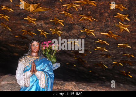 Un altare con una statua di Iemanja vicino alla spiaggia di Rio de Janeiro Foto Stock