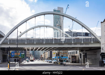 Ponte ferroviario, Shoreditch High Street, Shoreditch, London Borough of Hackney, Greater London, England, Regno Unito Foto Stock