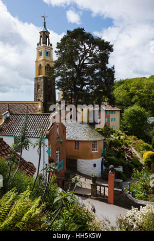 Portmeirion - unico villaggio Italianamente creato dall'architetto Clough Williams-Ellis nel Galles del Nord. Foto Stock