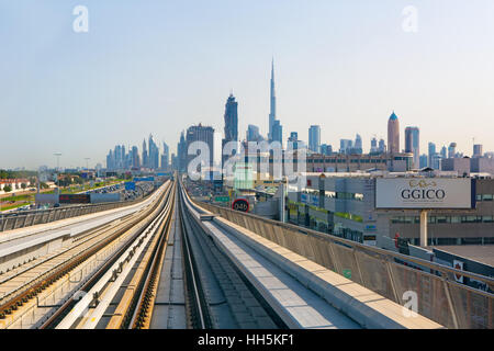 ,DUBAI EMIRATI ARABI UNITI-marzo 10, 2016:vista sui grattacieli moderni e la stazione della metropolitana nella città di Dubai Foto Stock