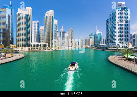Edifici futuristici nel lusso Dubai Marina,Emirati Arabi Uniti Foto Stock