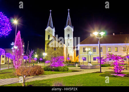 Città del Natale Cazma vista della chiesa e parco decorazioni, Croazia Foto Stock