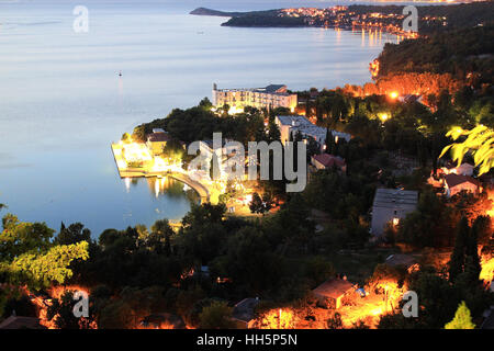 Città costiera di Omisalj antenna vista serale, Isola di Krk, Croazia Foto Stock