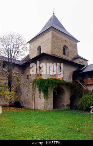 Il Monastero Sucevita è un rumeno monastero ortodosso situato nella contea di Suceava, Moldavia, Bucovina, Romania. Il monastero fu costruito nel 1585 da Ieremia Movila, Gheorghe Movilă e Movila Simion. Si tratta di uno degli otto monasteri nel nord della Moldavia con affreschi sulle pareti esterne. Il cortile interno del complesso monastico è quasi quadrato ed è circondato da alte (6 m), wide (3 m) pareti. Ci sono diverse altre strutture difensive entro l'ensemble, comprese le quattro torri (uno in ciascun angolo). Sucevița era una residenza principesca come pure un monastero fortificato.una torre. Foto Stock